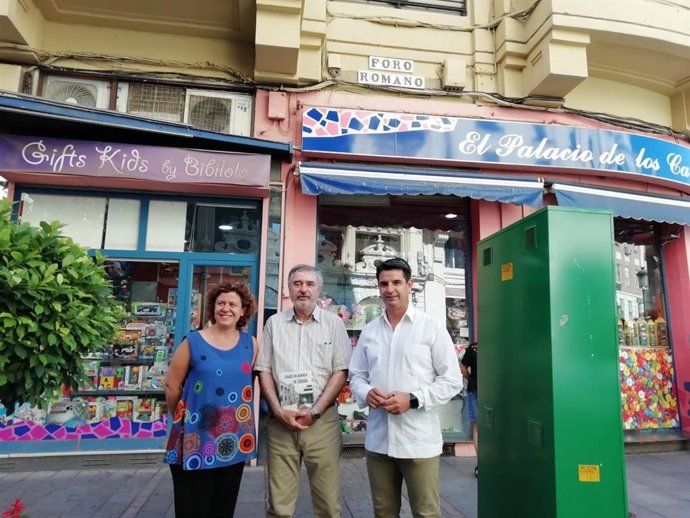 Luis Naranjo (centro), entre los ediles de IU Alba Doblas y Pedro García, en la calle todavía denominada Foro Romano