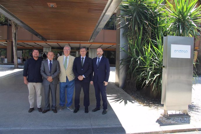 De izquierda a derecha, José Juan Bocarando, secretario de Sostenibilidad de Endesa Andalucía y Extremadura; Martín Carrillo, secretario  general del Clúster Smart City; Mariano Barroso, presidente del Clúster Smart City; Rafael Sánchez, director de Rel