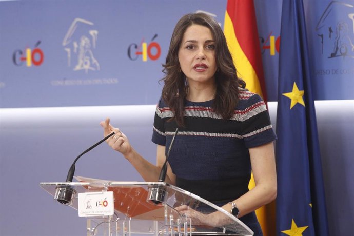 La portavoz nacional de Ciudadanos, Inés Arrimadas, en rueda de prensa tras la reunión de la Junta de Portavoces del Congreso de los Diputados.