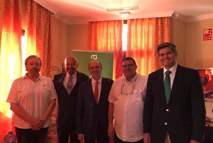 El presidente de Flacema, Pedro Carranza, --2 por la izquierda--, con miembros del Patronato de Flacema tras ser elegido presidente