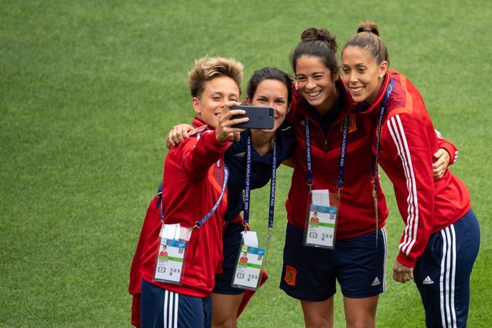 Amanda Sampedro fa un selfie junt amb Silvia Meseguer, Marta Torrejon i Lola Gallardo 