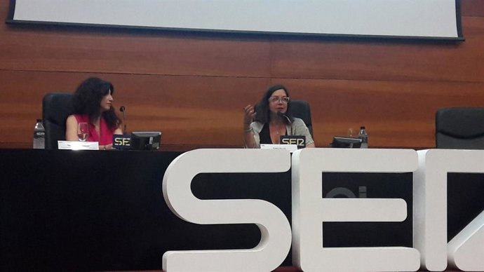 La consejera de Igualdad, Rocío Ruiz, con la periodista Ángels Barceló, en el foro Perspectivas de la Cadena Ser.