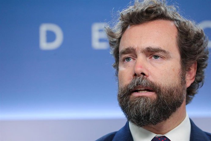 El portavoz de Vox en el Congreso de los Diputados, Iván Espinosa de los Monteros, ofrece una rueda de prensa tras presentar una interpelación en el Registro del Congreso de los Diputados referente a las declaraciones del Presidente del Gobierno de Fran