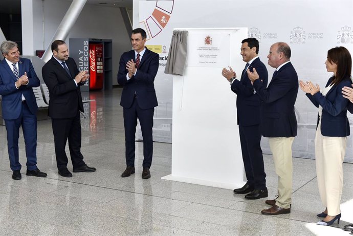 Pedro Sánchez, Juanma Moreno y Manuel Barón descubren la placa en la estación de AVE de Antequera