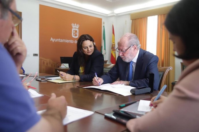 El presidente de la Diputación de Sevilla, Fernando Rodríguez Villalobos, y la alcadesa de Espartinas