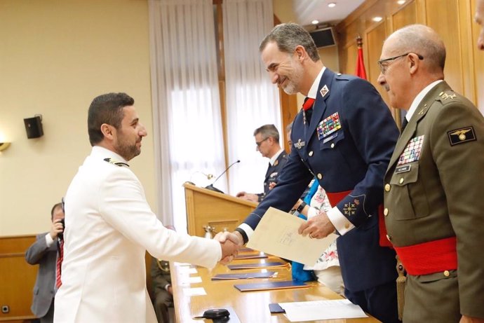 El Rey preside la entrega de diplomas a los alumnos del XX curso de Estado Mayor de las Fuerzas Armadas en el CESEDEN