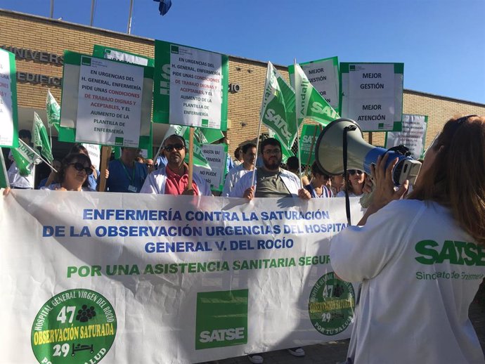 Protestas de los profesionales del Hospital Virgen del Rocío contra la "saturación" en la urgencias