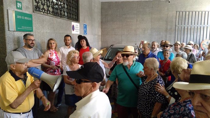 Sevilla.-Protesta contra el "recorte horario" en los centros de mayores con demanda de Adelante para que se "rectifique"