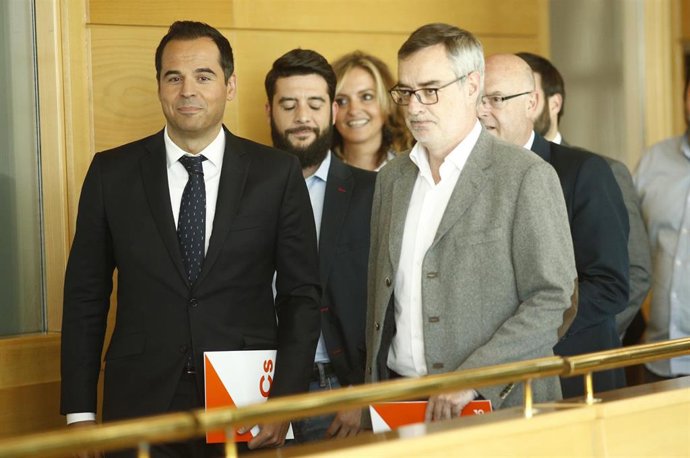El candidato de Ciudadanos a la Comunidad de Madrid, Ignacio Aguado, junto al secretario general de Ciudadanos, José Manuel Villegas,  antes de comenzar una reunión en la Asamblea de Madrid.