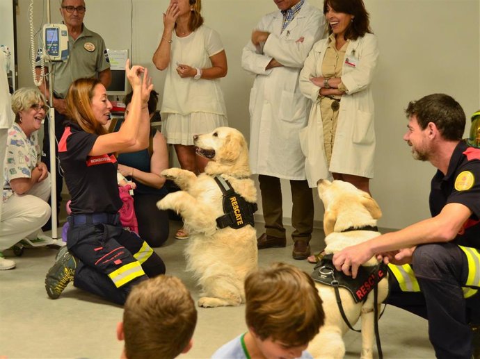 La unidad canina de Bomberos visita el Hospital Clínico