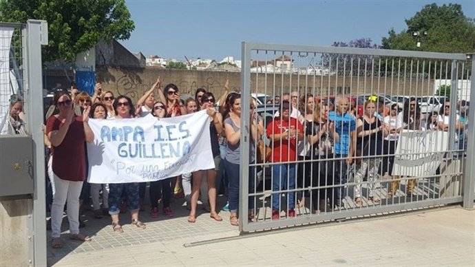 Protesta en el IES El Molinillo