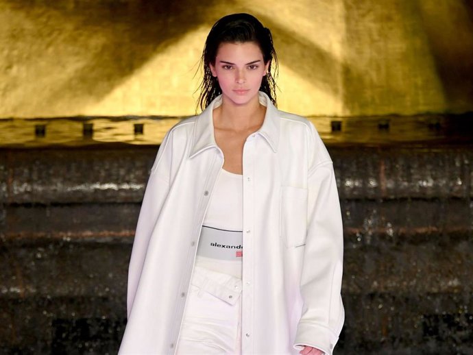 Kendall Jenner desfilando en una pasarela