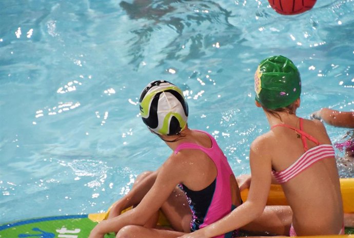 Niños en una piscina municipal de Palma