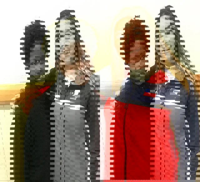 El vídeo viral de la joven que fue descubierta cantando mientras trabajaba