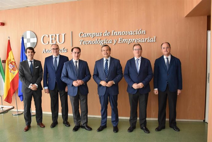 De izquierda a derecha: Jaime Javier Domingo Martínez, Director de Desarrollo de Mercado de CEU Andalucía; Eduardo del Rey Tirado, Jefe de Gabinete del Presidente de CEA; Javier González de Lara, Presidente de CEA; Juan Carlos Hernández Buades, CEO-Dire