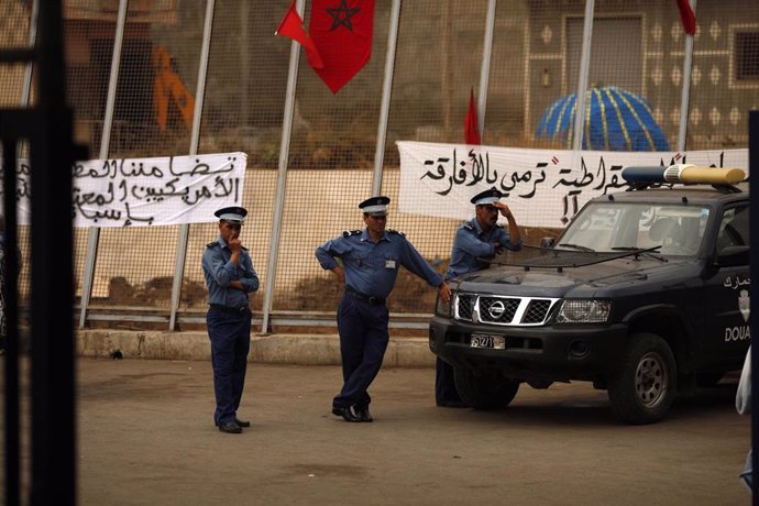 Policías marroquíes en Nador