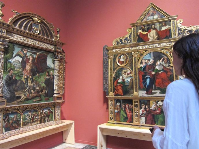Dos de los retablos que se exhiben en la exposición 'Joyas de un patrimonio'