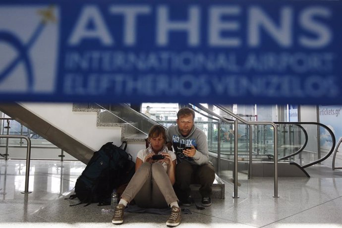 Pasajeros esperando en el aeropuerto de Atenas. 