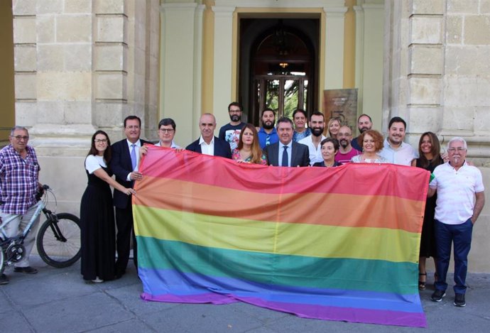 Izado de la bandera del Orgullo Lgtbi en el Ayuntamiento de Sevilla