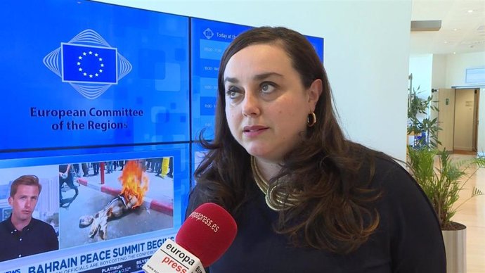 La directora general de Calidad Ambiental y Cambio Climático de Galicia, María Cruz Ferreira, ofrece declaraciones a los medios de comunicación durante el Comité Europeo de las Regiones.