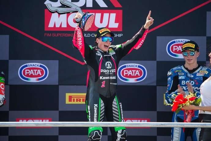 Ana Carrasco, en el podio del circuito de Misano, tras ganar en el Mundial de Supersport 300