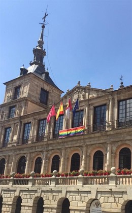 Bandera LGTBi en el Ayuntamiento de Toledo