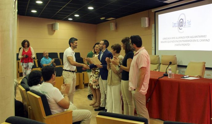 Autoridades en la entrega de diplomas