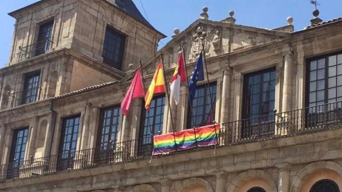 Badera arcoíris en el Ayuntamiento de Toledo