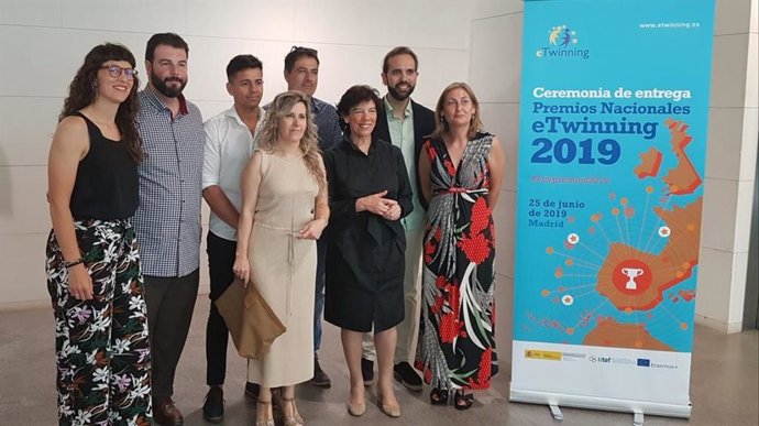 La ministra de Educación y Formación Profesional en funciones, Isabel Celaá, ha hecho entrega de los Premios eTwinning 2019 a 32 profesores responsables de los 12 proyectos galardonados en esta edición.