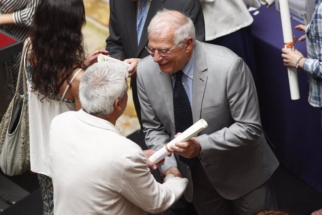 El ministro de Asuntos Exteriores, Unión Europea y Cooperación en funciones, Josep Borrell (2i), entrega una de las condecoraciones a un miembro del Equipo Técnico Español de Ayuda y Respuesta a Emergencias (START), durante el acto de reconocimiento al 
