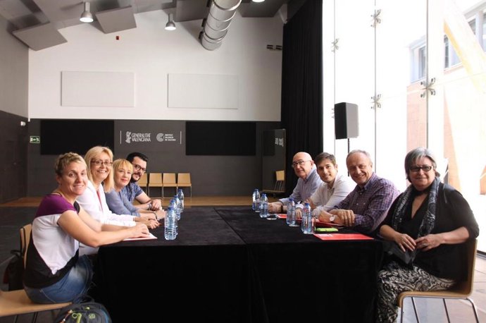 Primera reunión de la comisión negociadora del nuevo Govern de La Nau, con miembros de Compromís y PSPV.