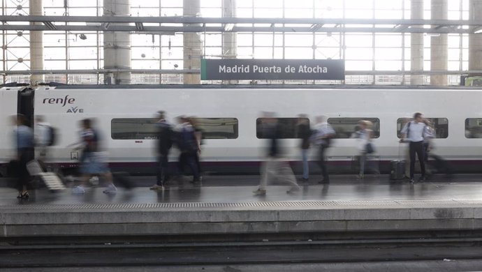 Imagen del tren de la nueva línea AVE que une Madrid, Antequera y Granada durante su inauguración en Puerta de Atocha.