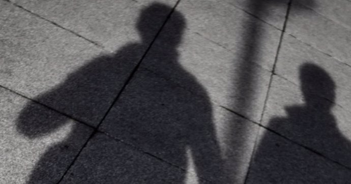 Las sombras de dos personas por la calle