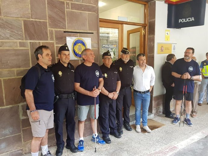 Participantes en el acto de presentación del puesto fronterizo de la Policía Nacional en Valcarlos como centro oficial de sellado del Camino de Santiago.