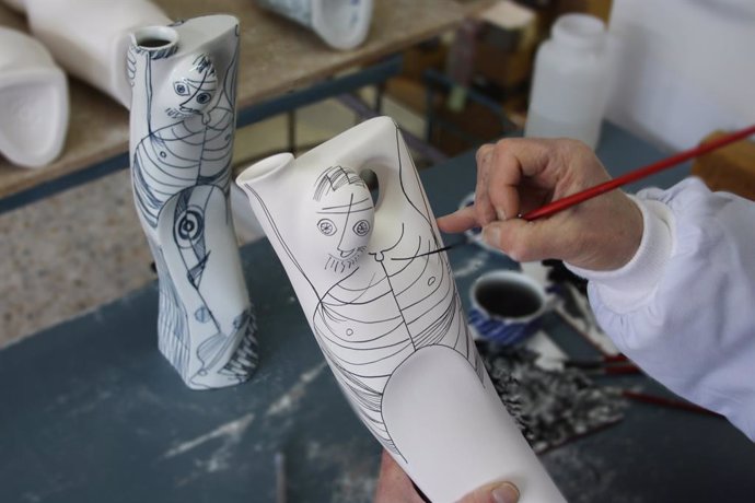 Figura de porcelana de Sargadelos pintada a mano