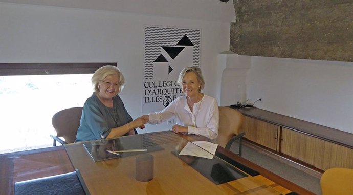 La nieta del arquitecto Gaspar Bennazar tras la firma del acuerdo con la decana del Coaib, Marta Vall.Llossera.