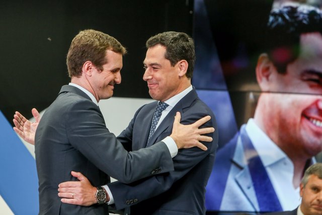 Casado presenta al presidente de la Junta de Andalucía, Juanma Moreno, en el acto 'La Razón de...'