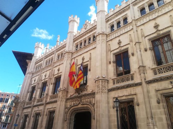 Imagen de la fachada del Consell de Mallorca en Palau Reial.