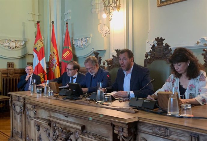 Mesa presidencial del primer Pleno del mandato en el Ayuntamiento de Valladolid