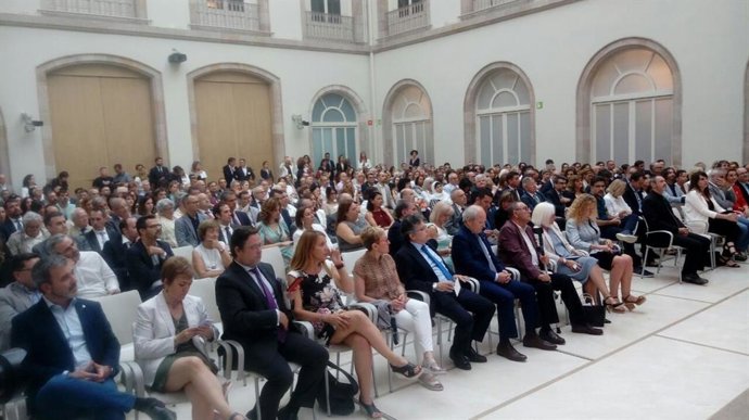 Familiares y amigos de Carme Chacón y personalidades del ámbito político y sanitario presentan la Fundació Carme Chacón en el Parlament.
