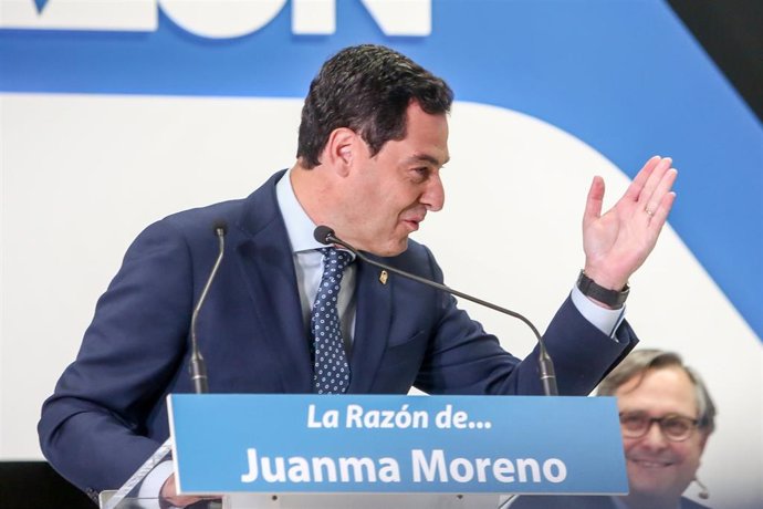 El presidente de la Junta de Andalucía, Juanma Moreno, durante el acto 'La Razón de...'. organizado por la Razón.
