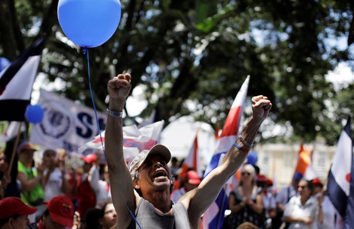 Manifestante en la calle de Costa Rica. 