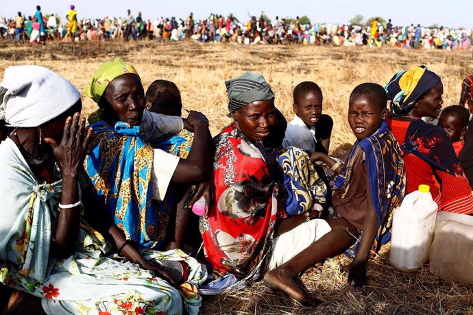 Mujeres y niños esperan a recibir ayuda del PMA en Sudán del Sur