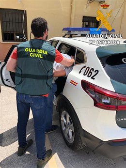Agente de la Guardia Civil, con un detenido presunto autor de una agresión en Aguadulce (Roquetas de Mar, Almería)