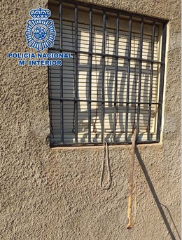 Ventana forzada en una vivienda de Almería por la que intentaban acceder a una vivienda ladrones