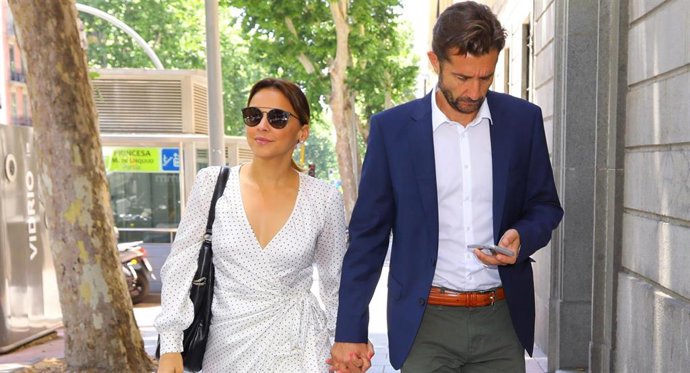 CHENOA PASEA DE LA MANO DE SU PROMETIDO