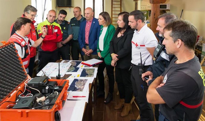 La consejera de Presidencia y Justicia, Paula Fernández, con los coordinadores del dispositivo de búsqueda del menor desaparecido en los acantilados de Ruiloba