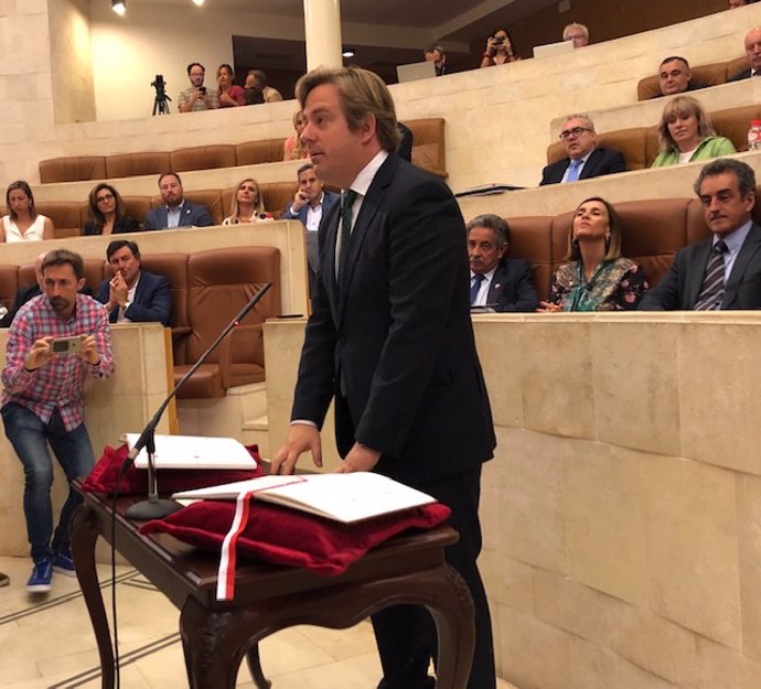 El regionalista Pablo Diestro toma posesión como diputado, ocupando el escaño del fallecido De la Sierra