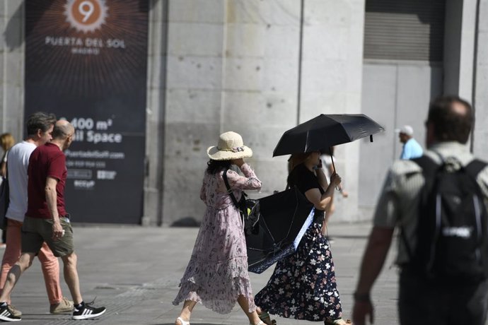 Recursos de calor, verano, sol, buen tiempo, mujer con paraguas