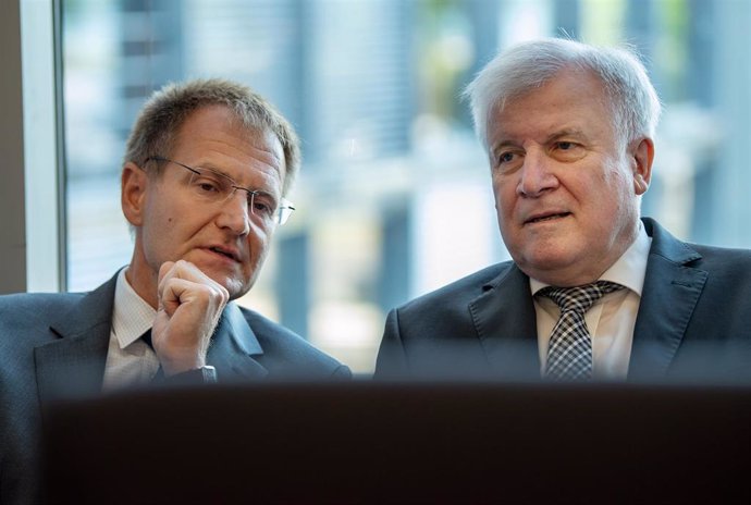 El ministro del Interior, Horst Seehofer, y el fiscal general, Peter Frank
